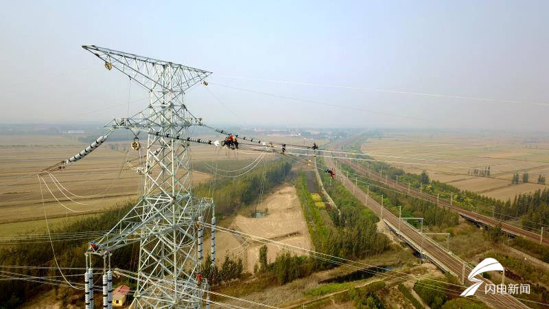 横空跨越一跨千米山东官亭潍坊特高压站500千伏线路工程跨越施工完成