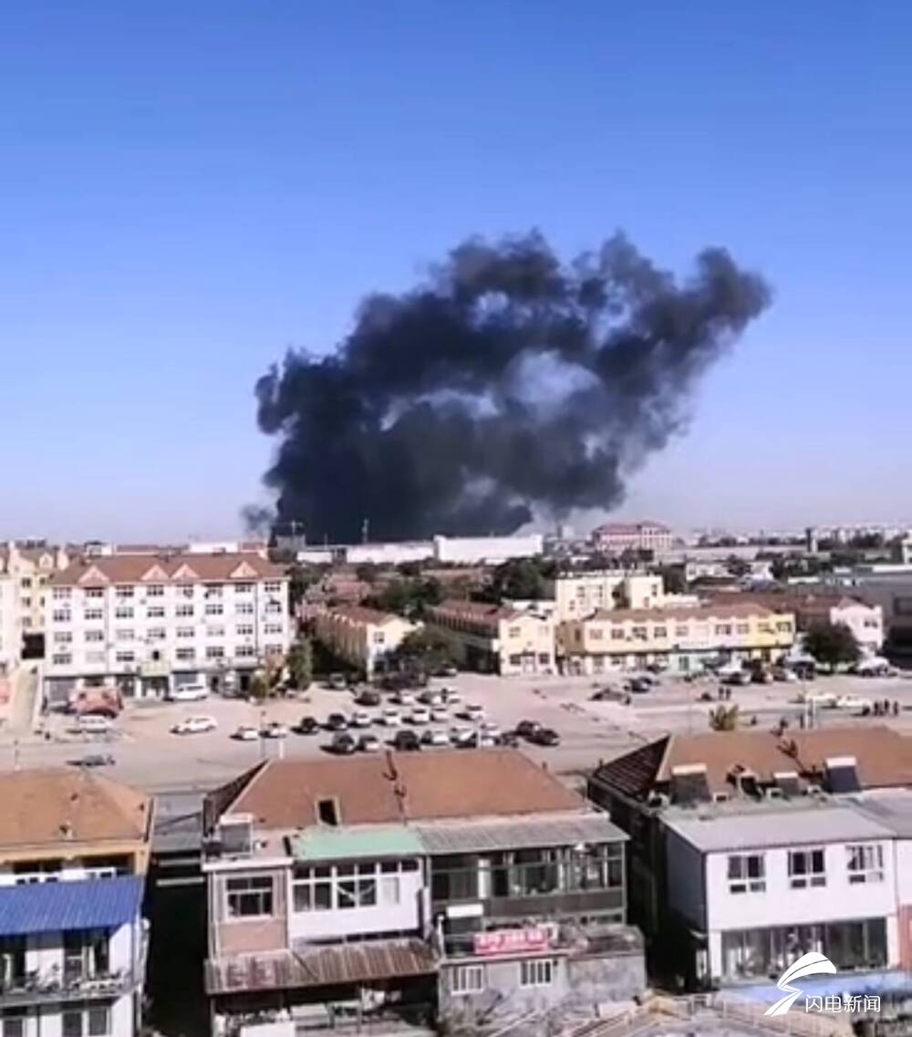 突发!青岛即墨一工厂突发火灾 浓烟弥漫数公里