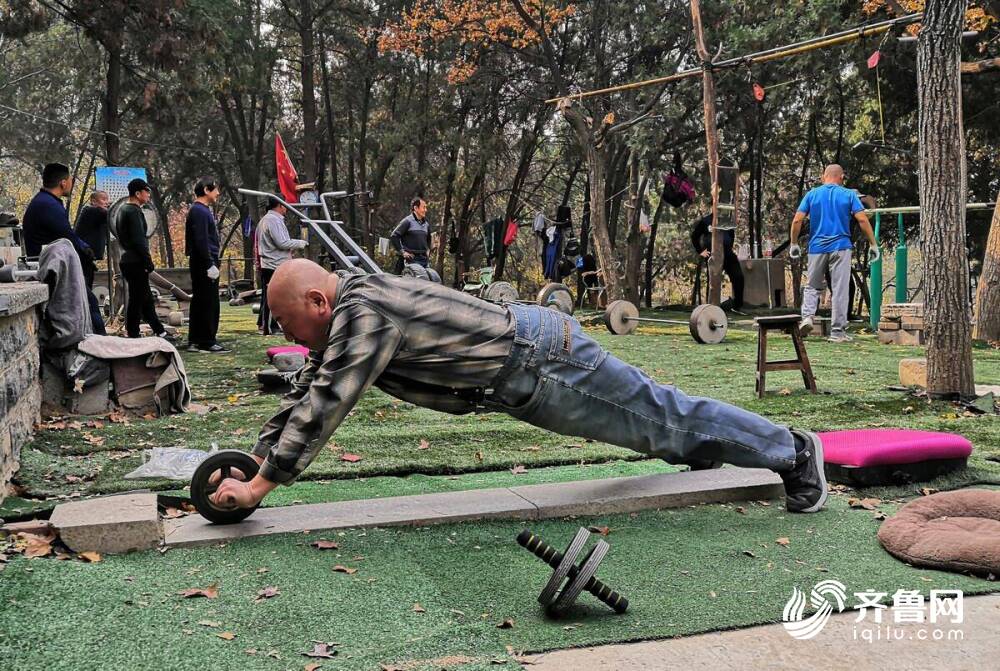 一位"硬核"大爷利用自制的健身器材锻炼