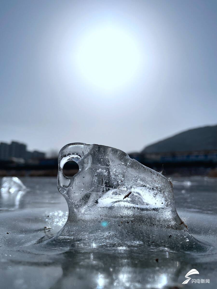 组图|连日低温济南腊山河分洪道结冰 冰冻厚度达10余公分