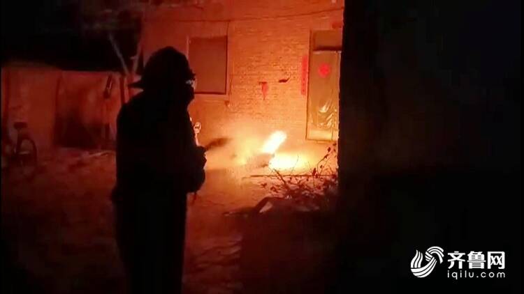 聊城一村民家中煤气罐起火 消防员勇敢“逆行”扑灭