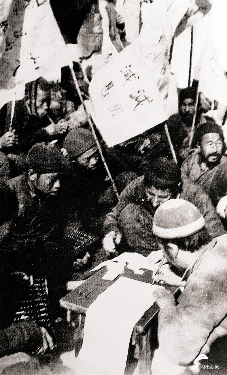 山东抗日根据地农民拥护减租减息政策 纷纷按规定交租交息1943年10月1