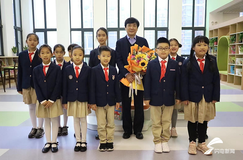 知名作家北大教授曹文轩做客济南高新区山大附中瀚阳小学谈文学的意义