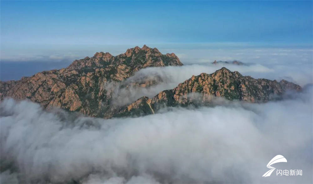 云雾藏山海图片