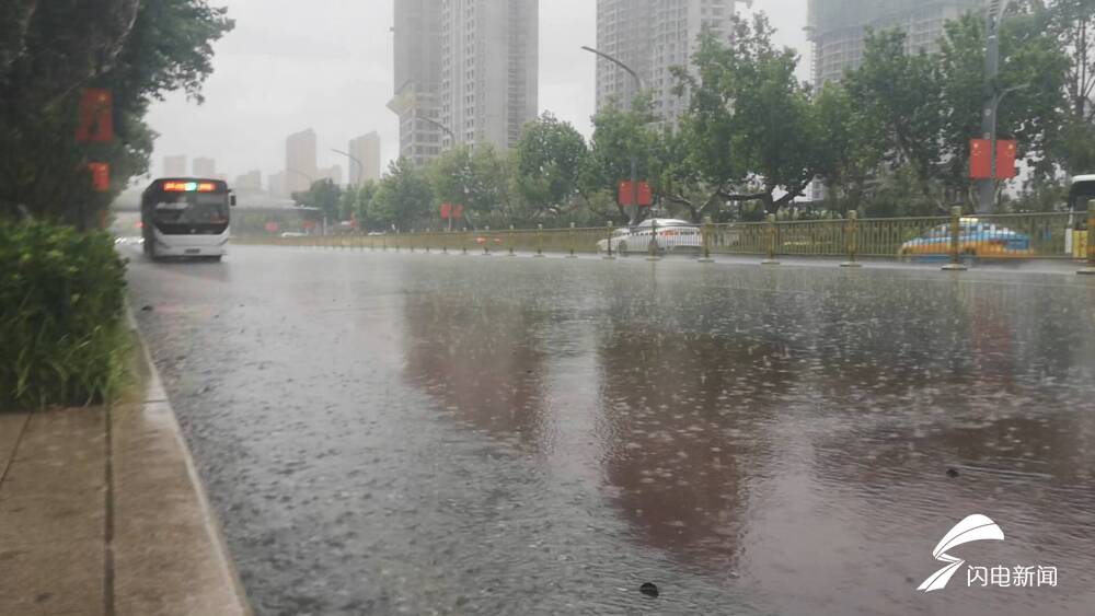 威海荣成降下大暴雨山东东部出现大范围降雨这些地方仍有雷阵雨9级