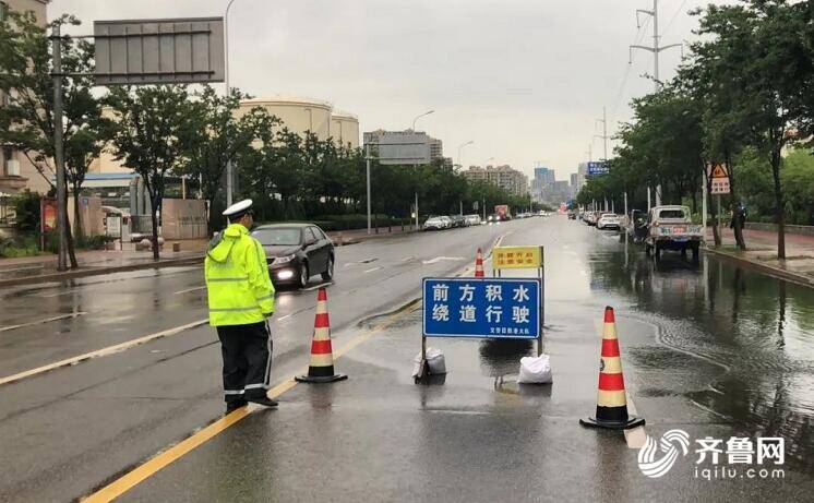 雨天日照交警执勤忙全力以赴保畅通