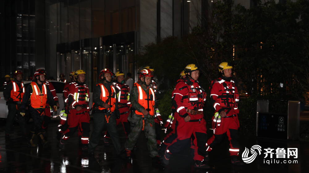 山东消防总队聊城支队雨夜紧急赶赴灾区疏散群众