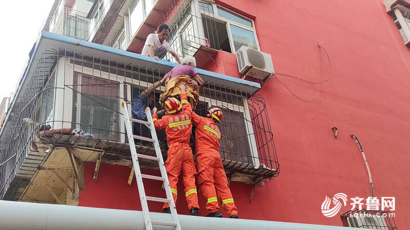 济南102岁老人悬身窗外 消防员爬梯“公主抱”救下