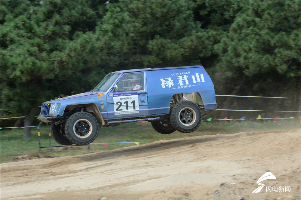 组图丨竞速朝天吼 !越野车泥地"飞车"展绝技
