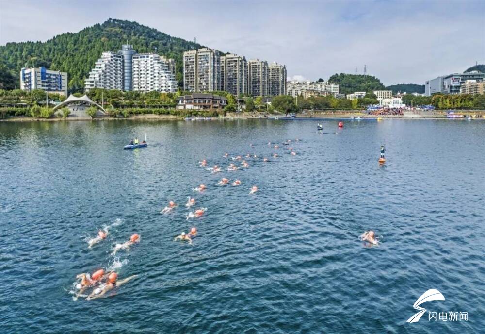 齐鲁网·闪电新闻10月24日讯今天,2021年千岛湖公开水域游泳公开赛在