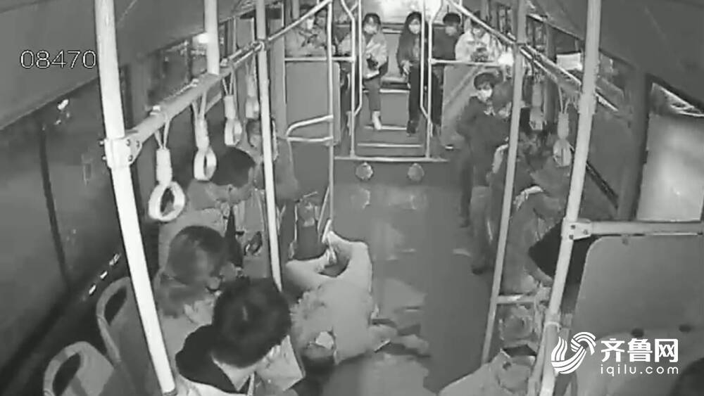 济南：年轻女子公交车上3分钟晕倒2次 司机乘客紧急救助