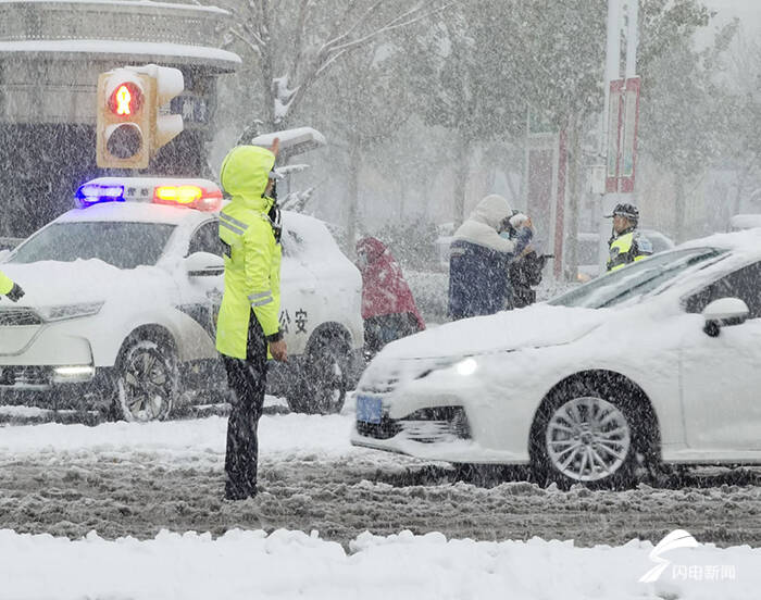 应对暴雪天气德州100余辆铲雪车3000多名环卫工人坚守一线铲除积雪