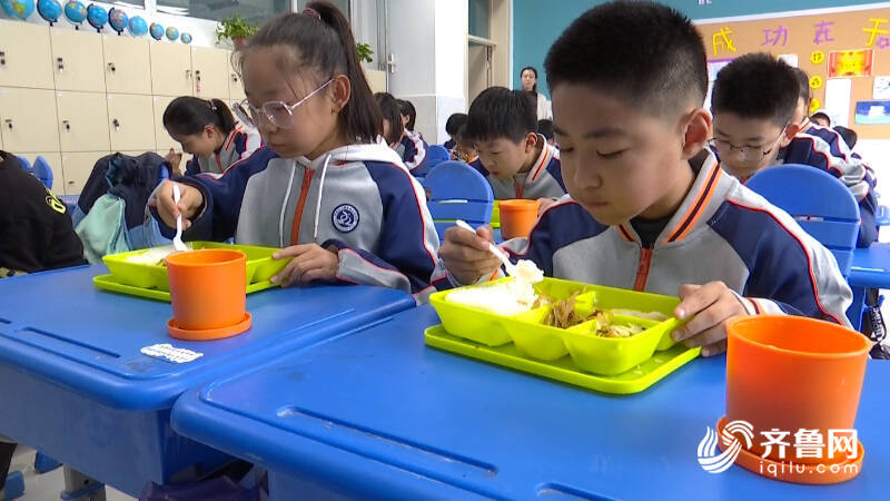 營養午餐舒適午休齊河推行中央廚房配餐模式近萬名學生吃上放心餐