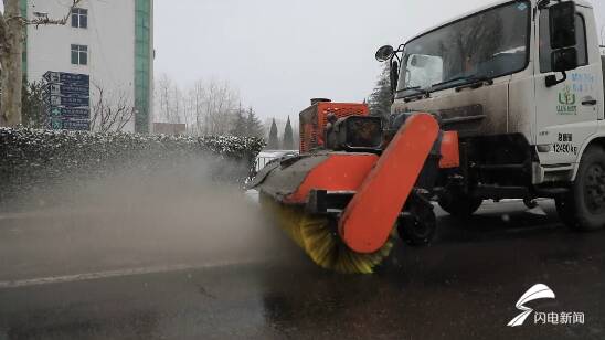 万金体育下载app雪不停、作业不止！潍坊市坊子区百余台大型机械上街除雪(图1)