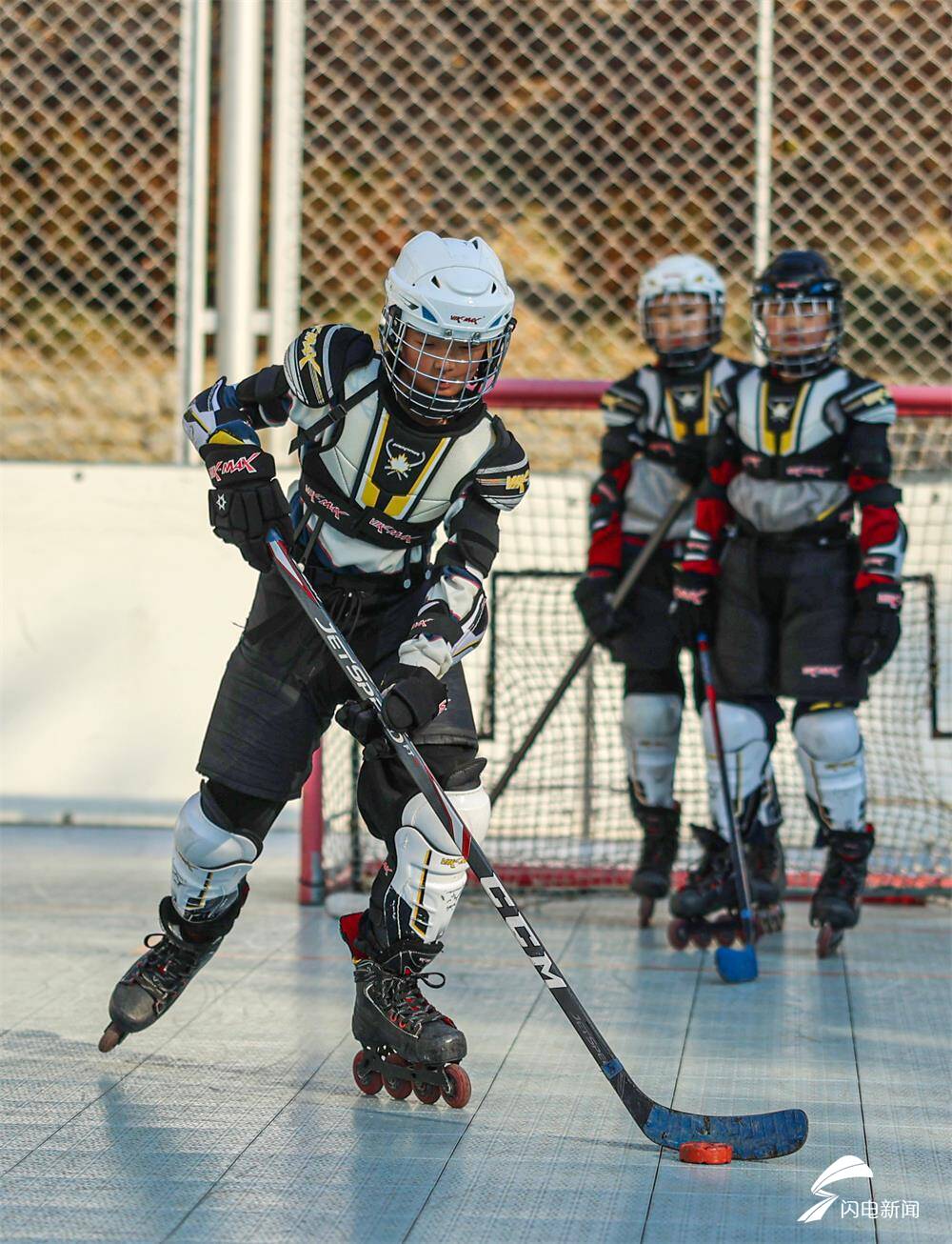 山东威海旱地冰球魅力非凡