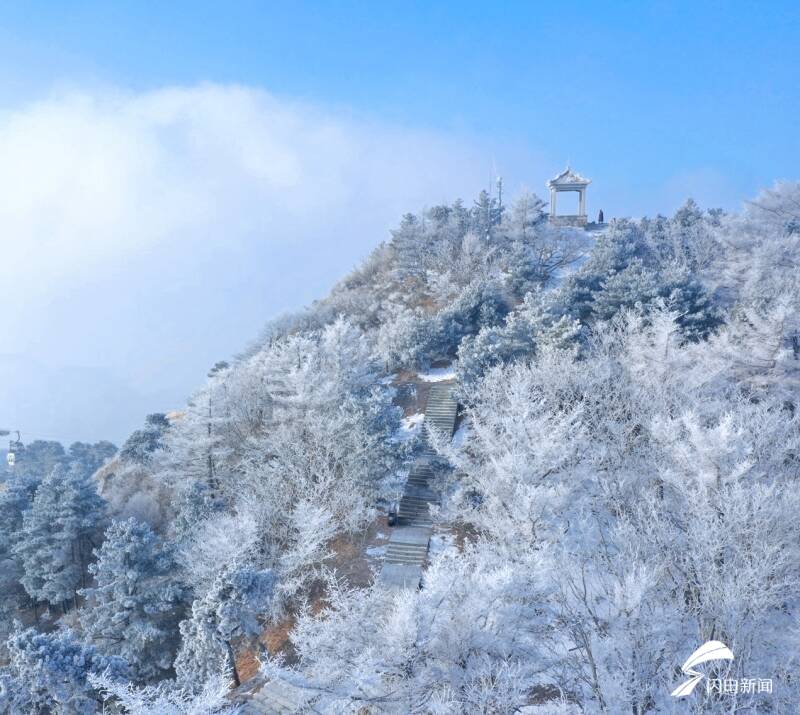 据气象资料统计,泰山雾凇最早出现在10月,最晚