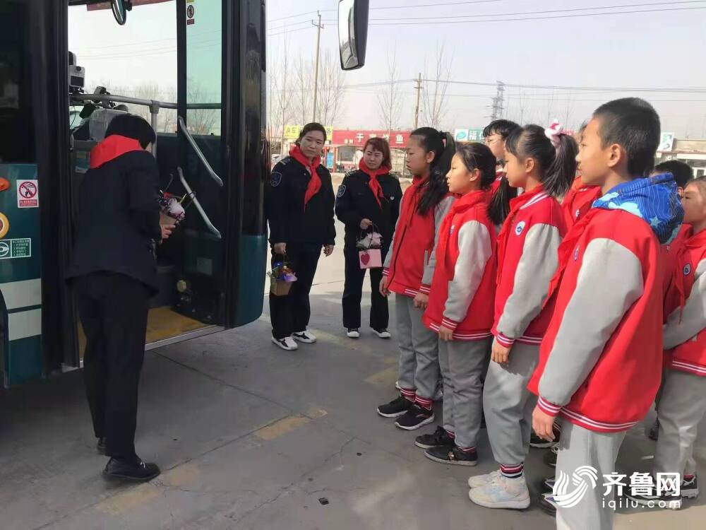向 她 致敬 济南小学生们向一线公交驾驶员送来节日问候 齐鲁网
