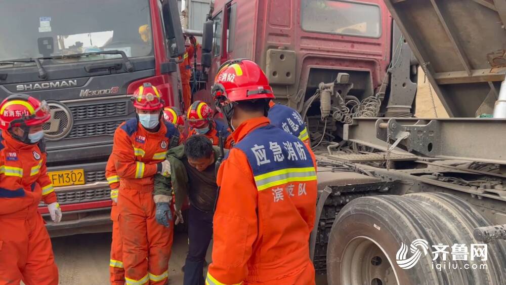 忘記摘擋熄火致車輛失控大車司機被擠在兩車車頭間濱州消防緊急救援