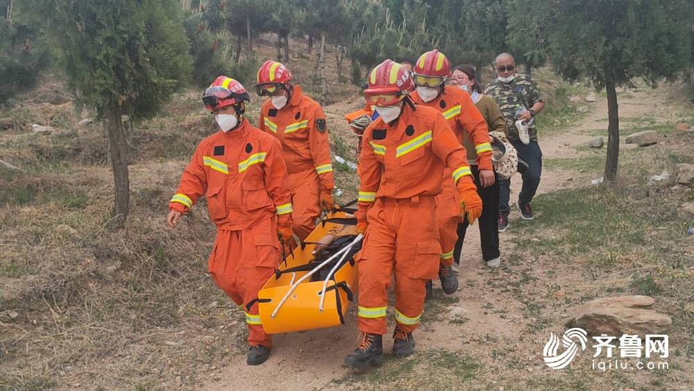 烟台一女子爬山崴脚消防员手抬担架近20分钟成功救援