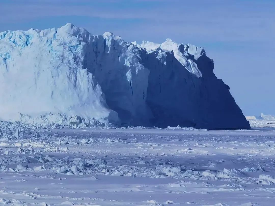 烟大校旗再次飘扬在南极之上