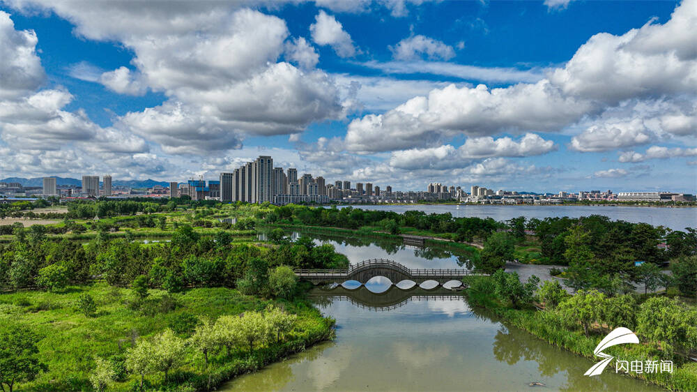 山东荣成雨后滨海公园景如画