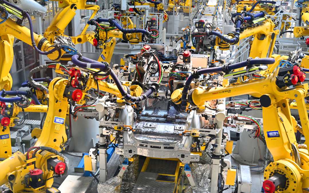 延时摄影带你看看造车生产线上忙碌的智能机器人