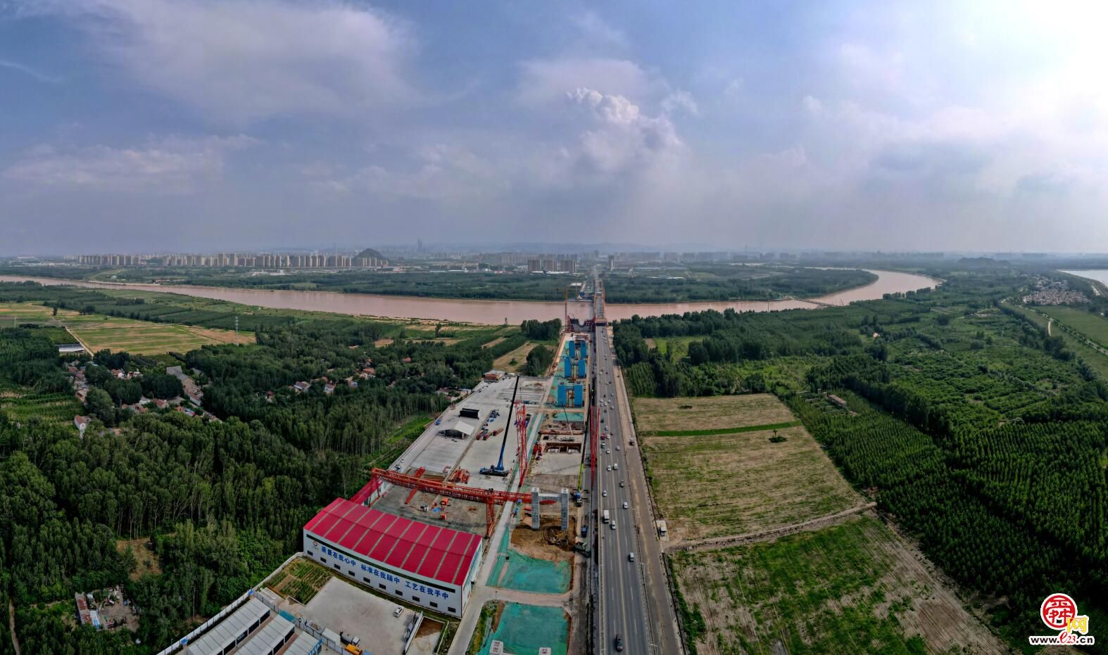 济南黄河大桥新桥拔节生长，与老桥同框成新景