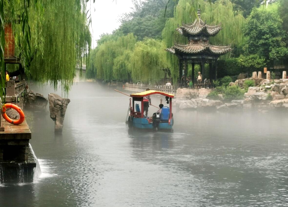 阵雨过后，济南护城河“云雾润蒸”宛若仙境