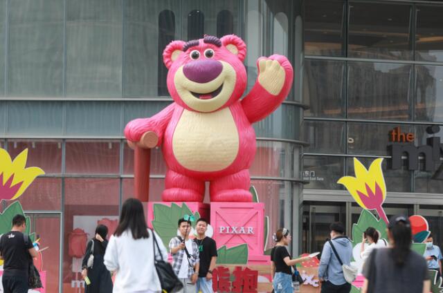泉城又见草莓熊 粉嘟嘟的草莓熊“甜”到你了吗