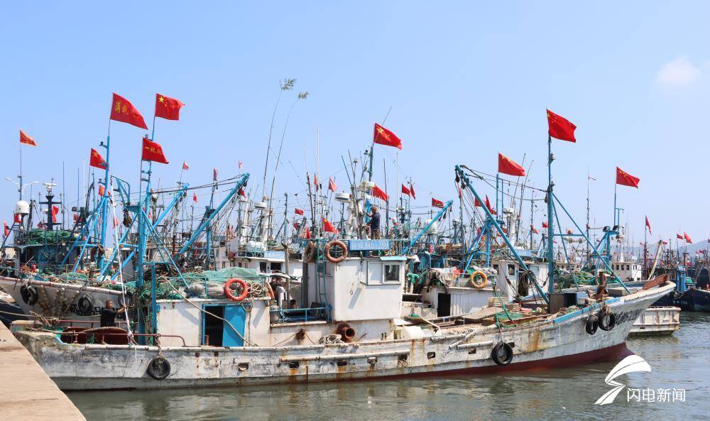 开海啦威海远遥码头渔船奔赴渔场作业