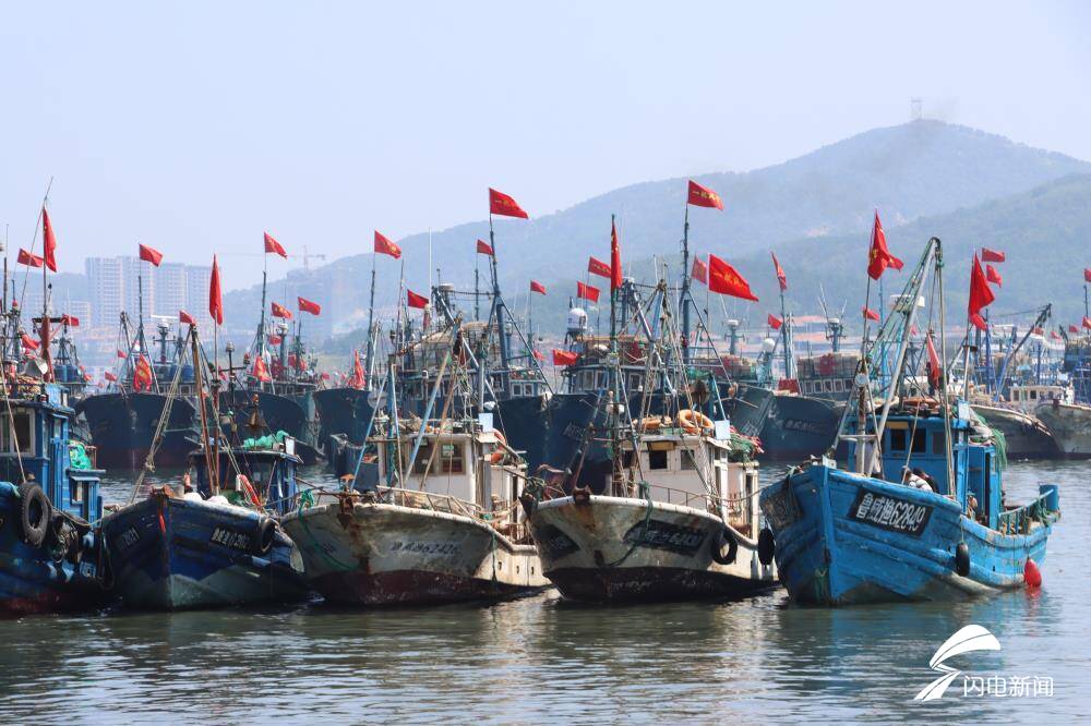 开海啦威海远遥码头渔船奔赴渔场作业