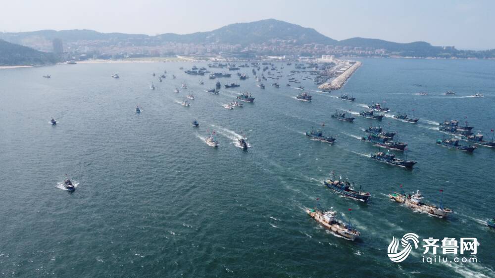 开海啦威海远遥码头渔船奔赴渔场作业