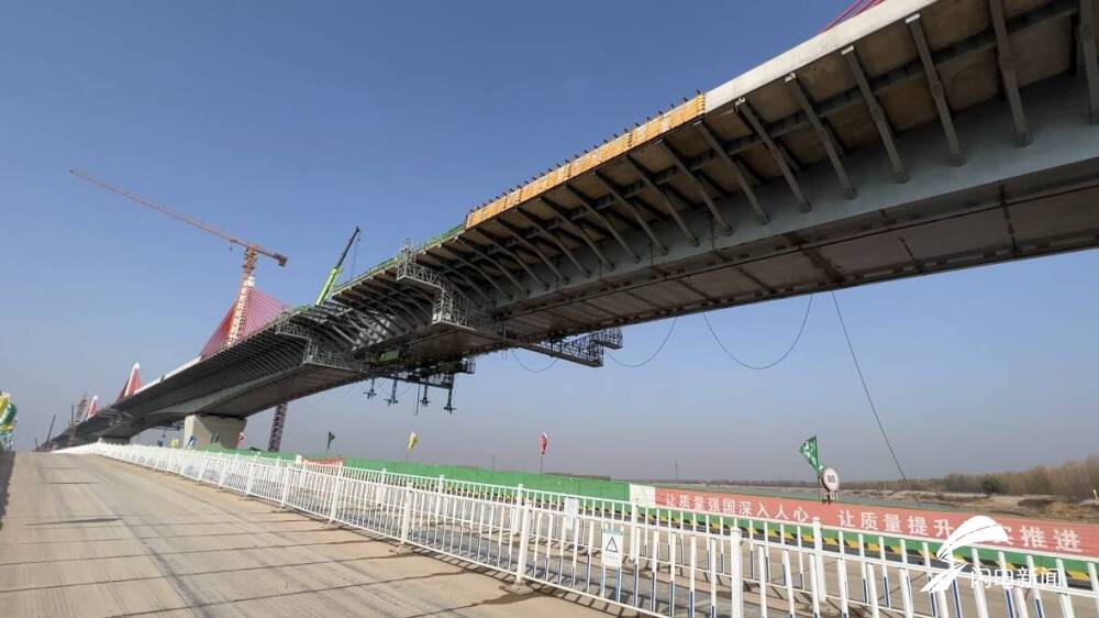 济南大西环项目黄河特大桥桥面11月14日铺设完毕