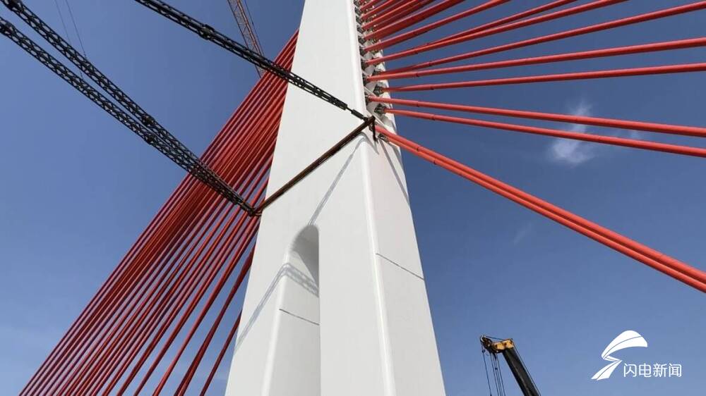 济南大西环项目黄河特大桥桥面11月14日铺设完毕