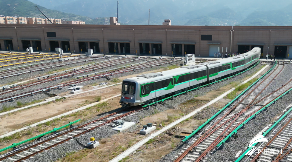 閃電號>本地>青島新聞>4號線列車青島地鐵4號線起於人民會堂站,止於