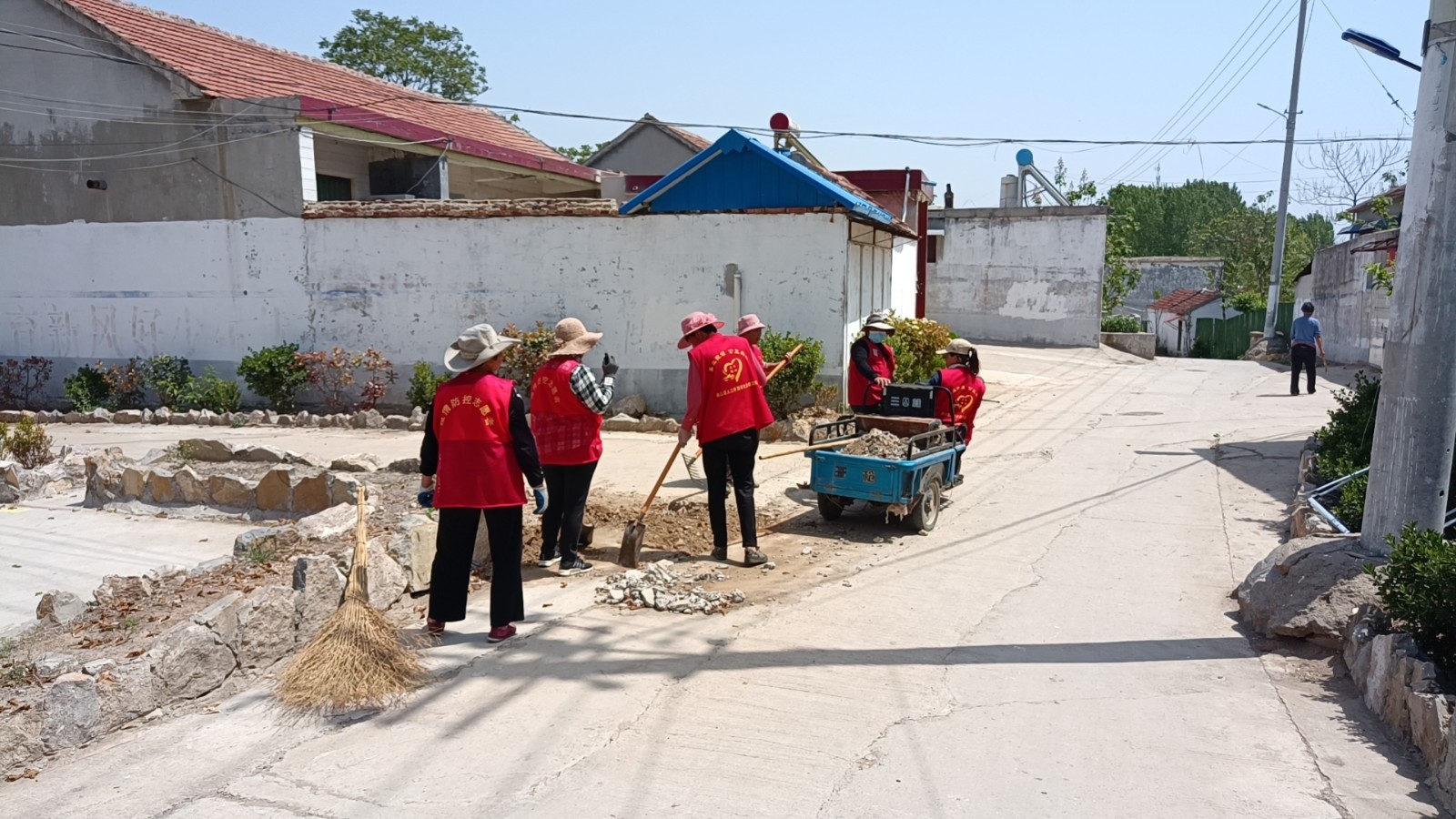 引导和鼓励群众积极参与美德信用体系建设,不断提高农村人居环境水平