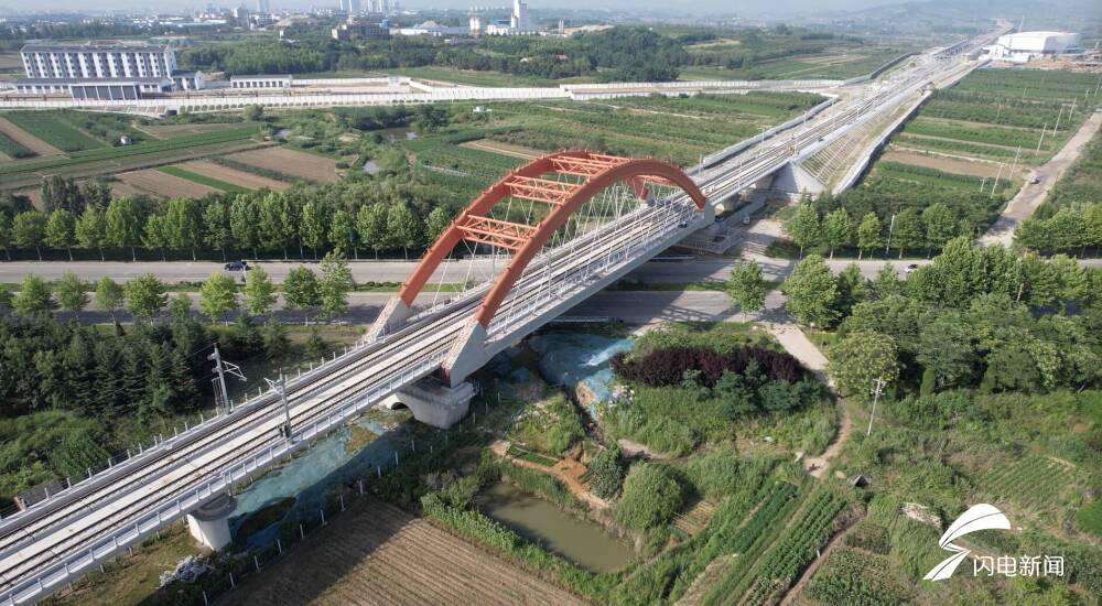 山东莱荣高铁公司现场指挥部负责人介绍,潍荣高铁莱荣段全线桥梁65座