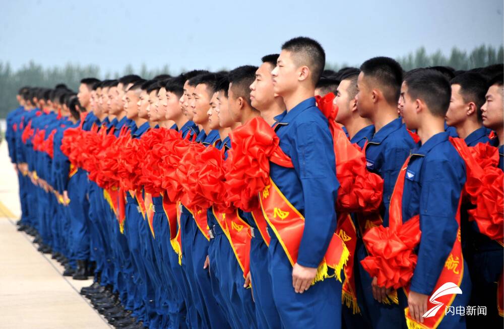 牛济南西城实验中学山东省实验中学西校2023年新录取飞行学员乘坐运20