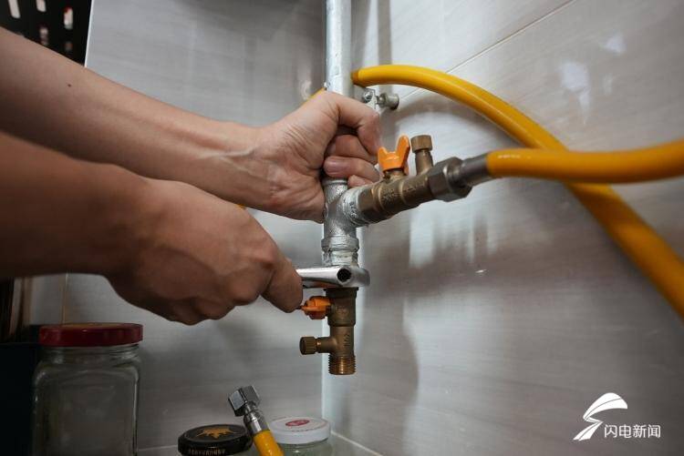 居民周末可免费更换燃气胶管山东港华燃气集团错时上门服务