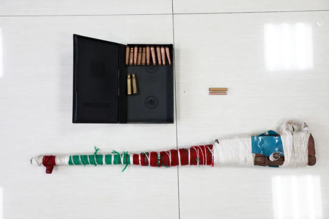 邹平市公安局西董派出所民警收到群众主动上交土枪1支 空包弹12发 雷管2个