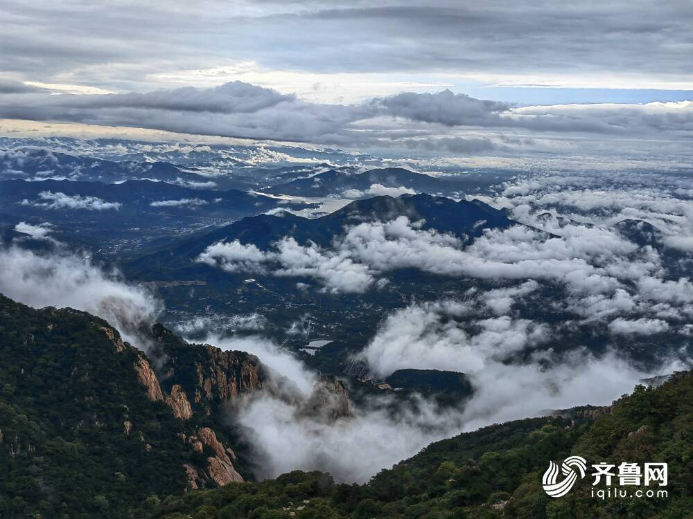 雨后泰山玉带缠腰云雾缥缈如海上仙山