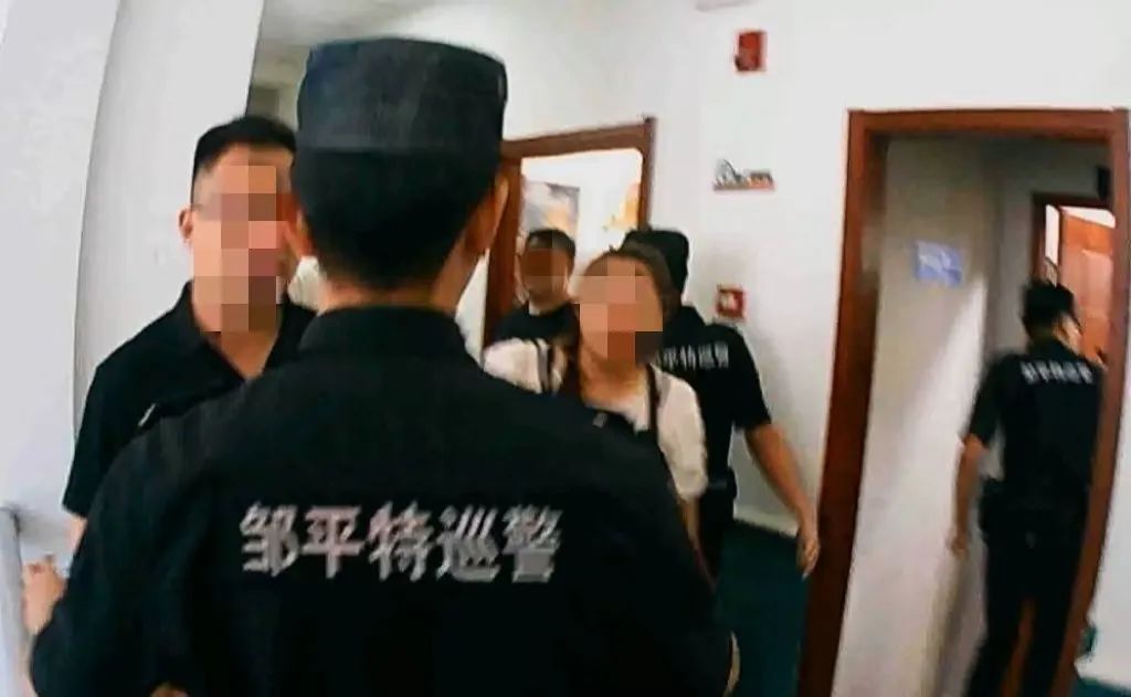 8人被現場帶走！鄒平公安突擊搗毀一賭博窩點