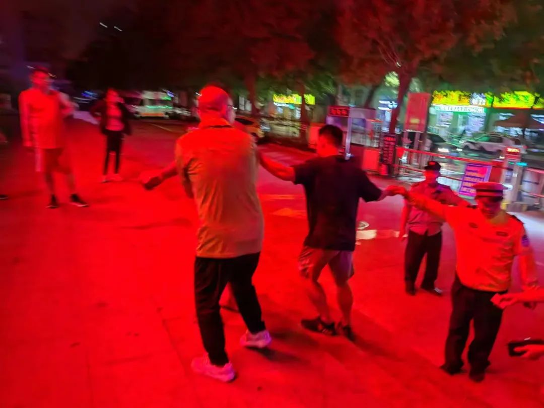 男子深夜突發疾病 濱州經開交警緊急護送