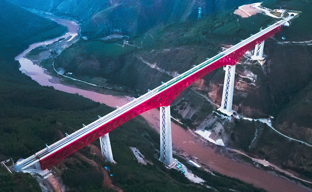 中老鐵路首發列車駛過中國云南省元江哈尼族彝族傣族自治縣境內的元江雙線特大橋（2021年12月3日攝，無人機照片）。