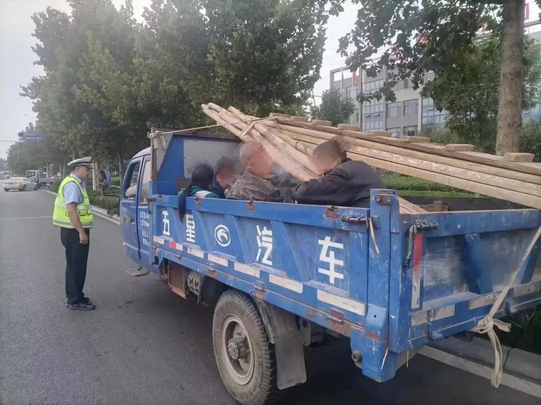 三輪車廂工人和建筑材料“放”一起 被鄒平交警查獲