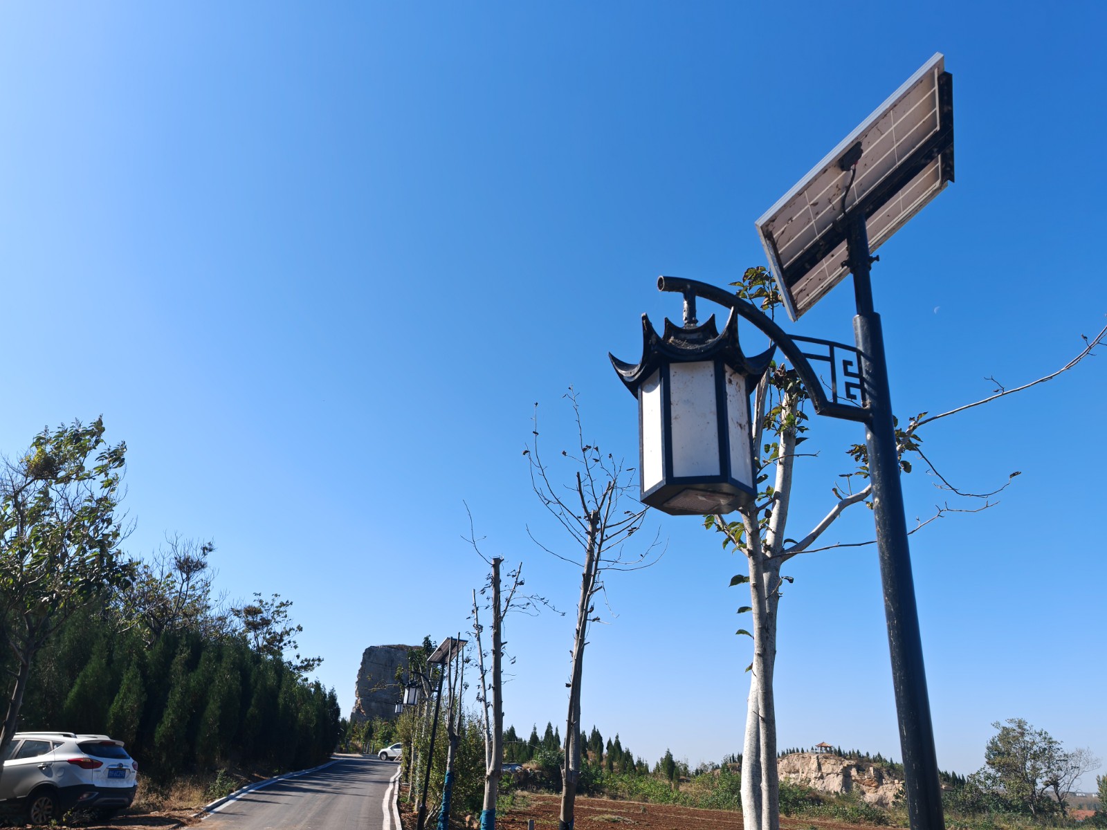 微山县两城镇独山村路灯照亮新道路群众欢喜笑开颜