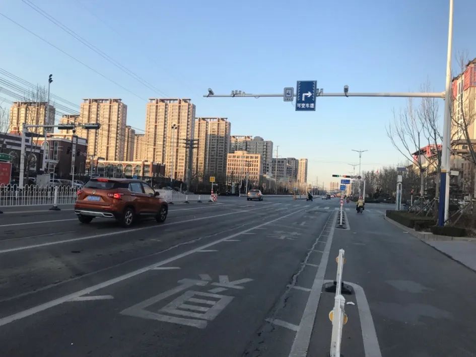 濱州主城區27個路口設置58處“直右可變車道”