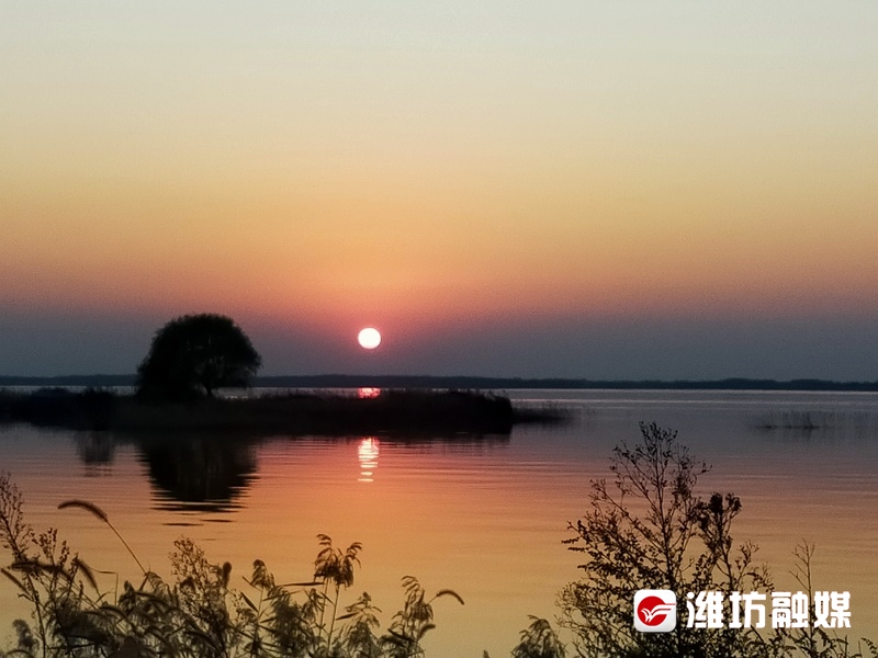 如画美景夕阳下的峡山水库令人陶醉