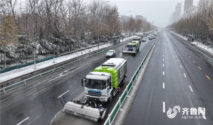 浴“雪”奋战！潍坊高新区大型除雪机械万金体育下载app依次排开紧张作业 保障道路畅通(图2)