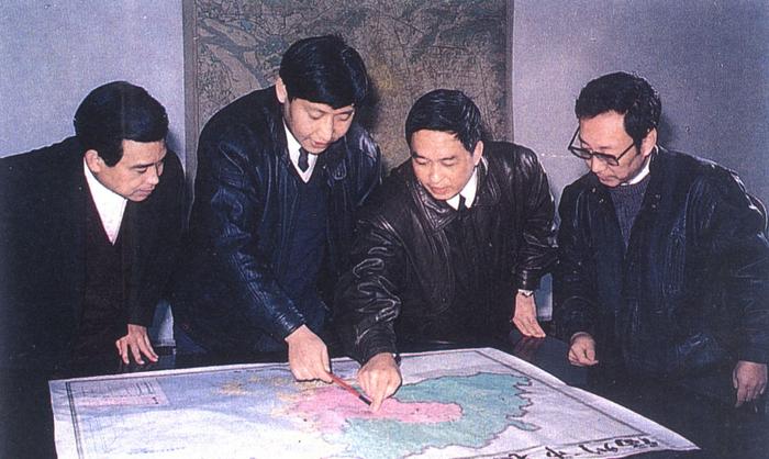 1991年12月，习近平与同事讨论福州市战略规划设想。